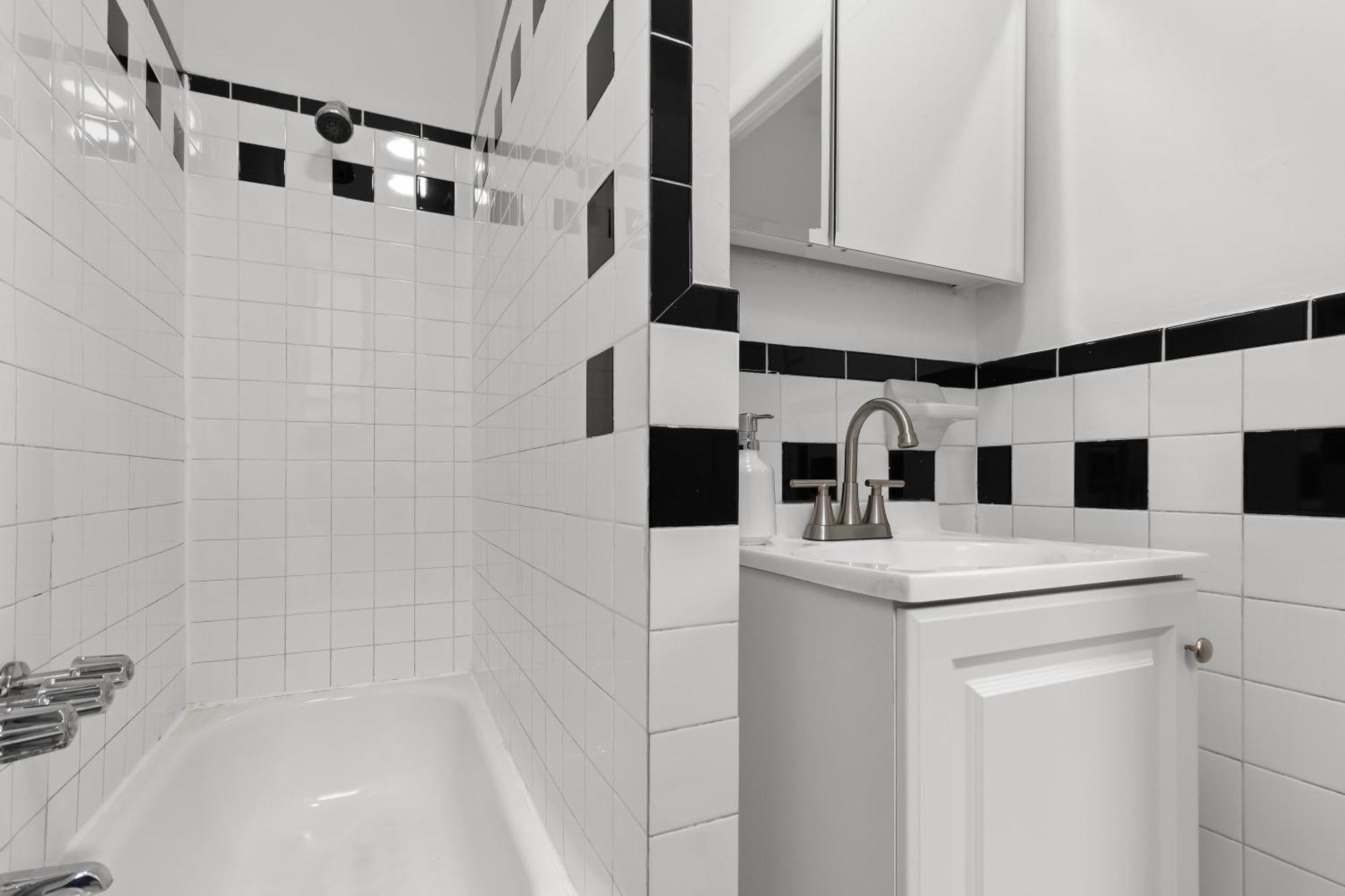 89-3fs Newly Furnished 2br 1bath Ues Apartment *